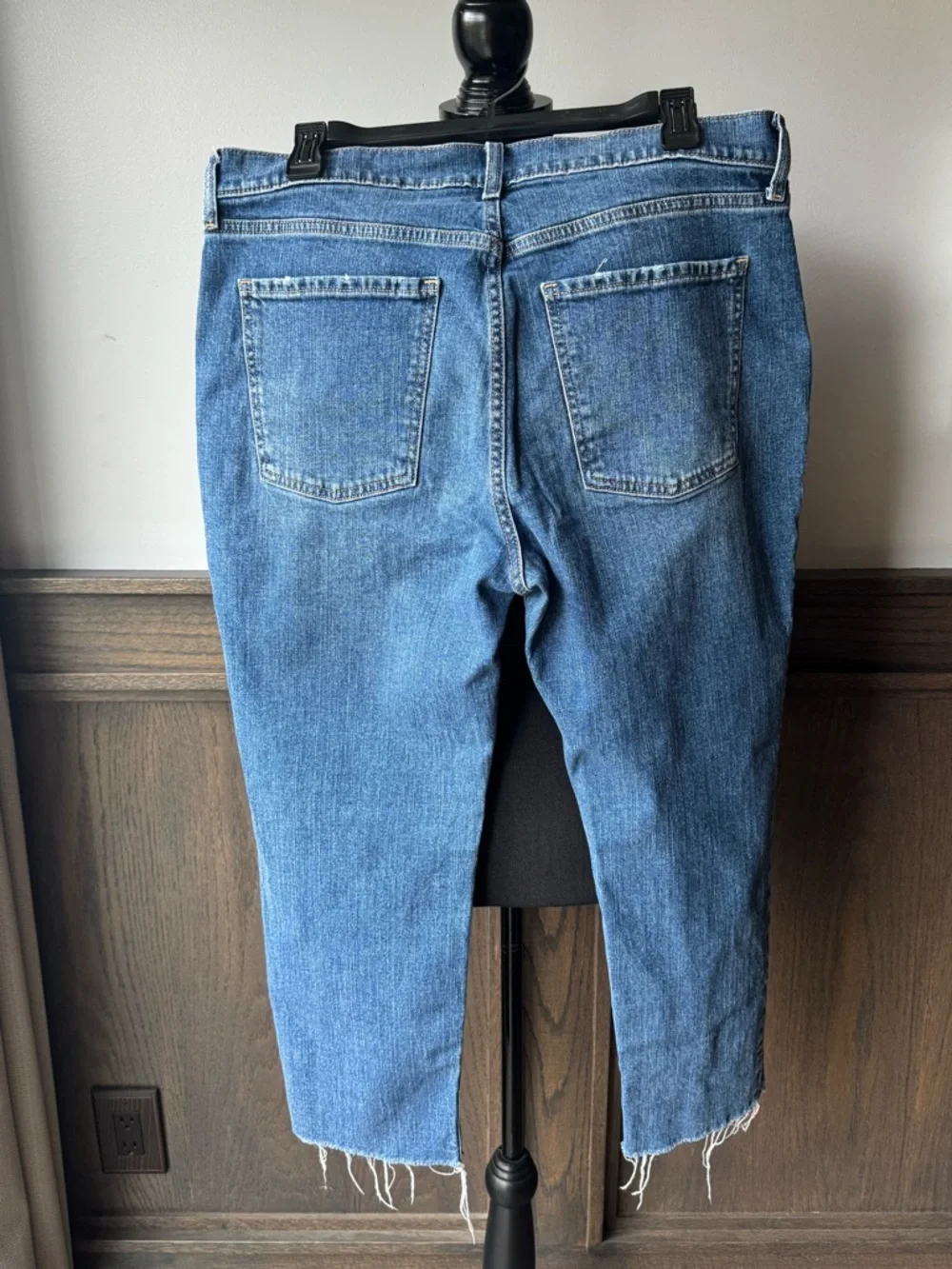 Old Navy Women's Medium Blue Distressed  Midrise Boyfriend raw hem cropped jeans - Picture 4 of 6